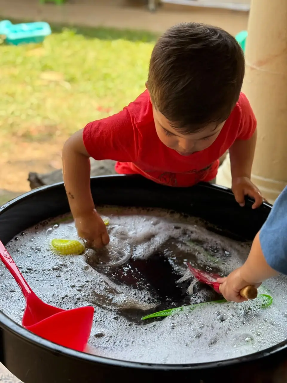 Niño participando en una experiencia sensorial con agua